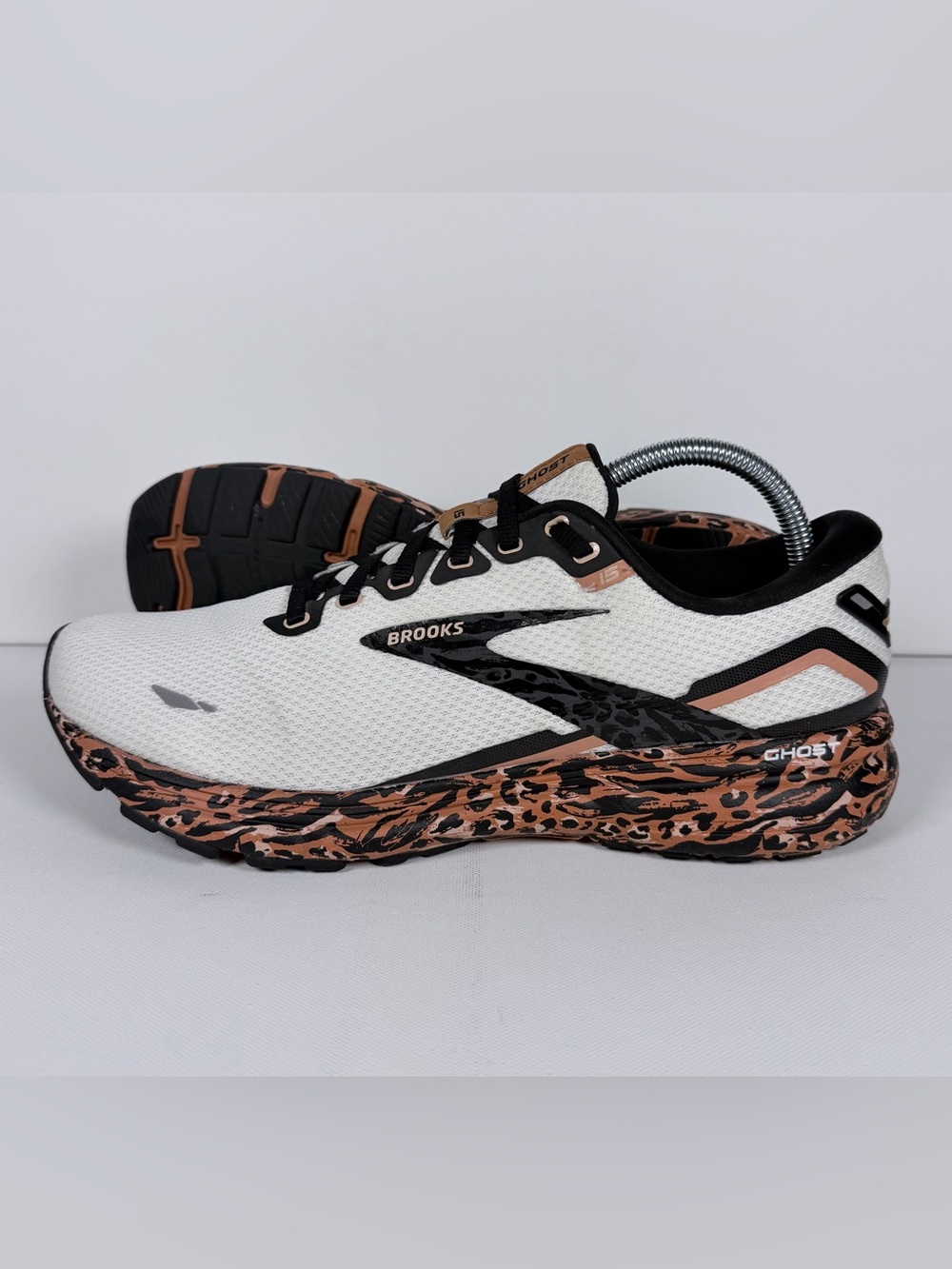 Brooks Ghost 15 women's running shoes in the Sunburn/Maple/Black Size 11
